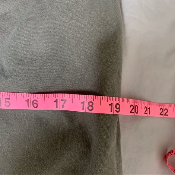 Calvin Klein Khaki Capris. - Picture 5 of 8